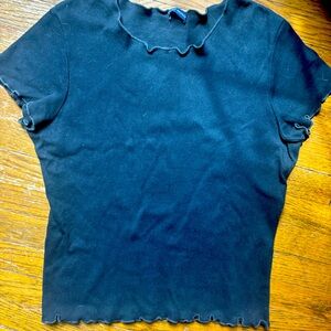 BRANDY MELVILLE BLACK LETTUCE EDGE BABY TEE